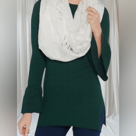 Susan Graver Accessories - A344870
Susan Graver 74" X 27"
Jacquard Oblong Scarf
Cream One Size